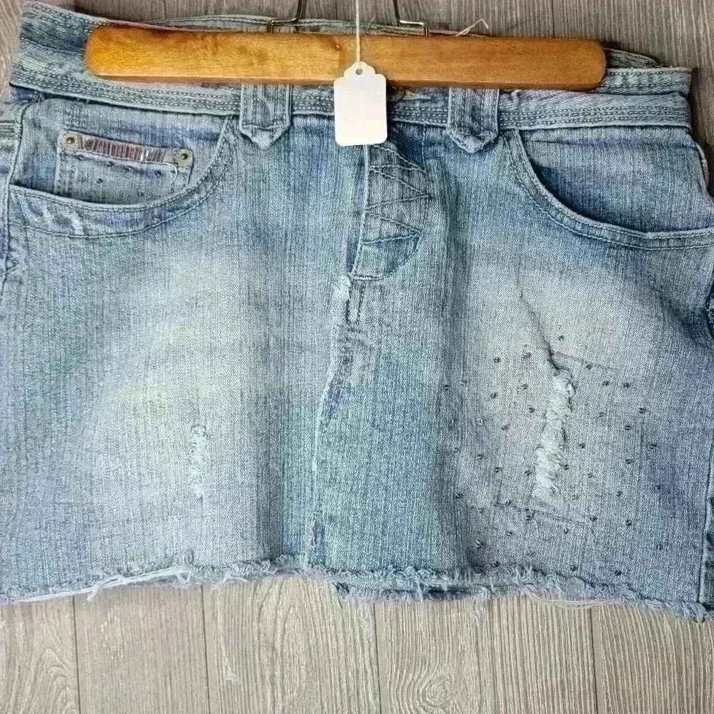 ♡Vanilla‎ Star denim skirt with bead work and minir distressing. Size7 C-5